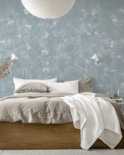 Tapet cu un design floral delicat, Soft Chinoiserie Baby Blue, cu un model discret pe un fundal albastru deschis.