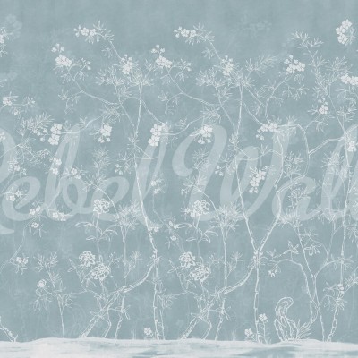 Tapet cu un design floral delicat, Soft Chinoiserie Baby Blue, cu un model discret pe un fundal albastru deschis.