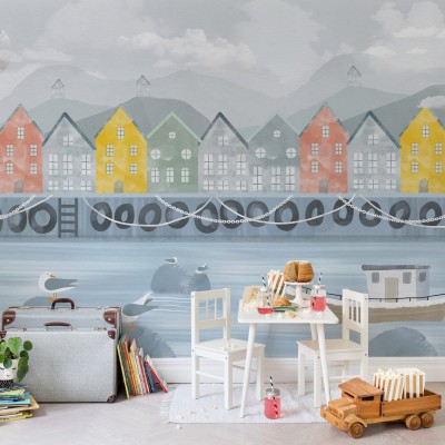 Port Village - tapet cu un design minimalist care prezintă un port cu case colorate și un vapor albastru pe un fundal albastru pastelat.