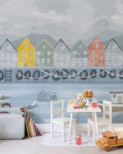 Port Village - tapet cu un design minimalist care prezintă un port cu case colorate și un vapor albastru pe un fundal albastru pastelat.