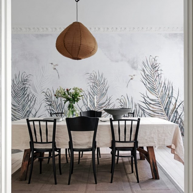 Tapet cu colibii si frunze de palmier, perfect pentru a crea o atmosfera relaxanta in casa dvs.