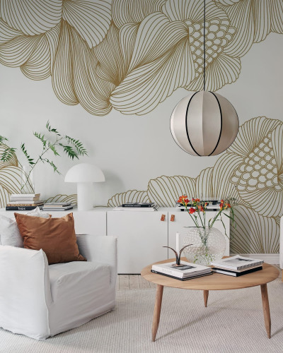 Tapet modern 3D cu linii aurii pe un perete alb, intr-un living amenajat cu mobilier alb si accente de culoare maro