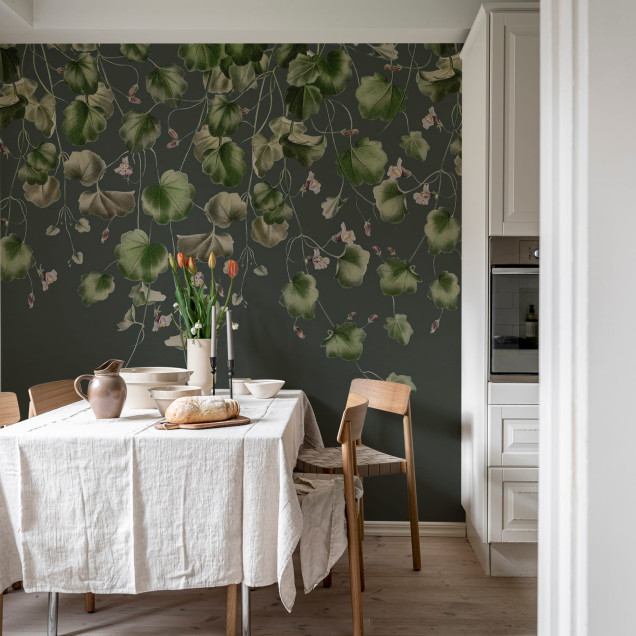 Wallpaper cu frunze verzi delicate, Dangling Ivy, pentru un decor modern și elegant.