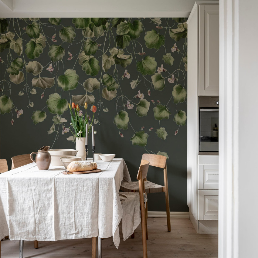 Wallpaper cu frunze verzi și flori roz, ideal pentru a crea o atmosferă calmă și elegantă în casa ta.