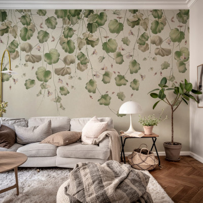 Wallpaper cu frunze verzi și flori roz, ideal pentru a crea o atmosferă calmă și elegantă în casa ta.