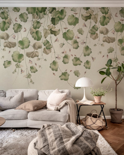 Wallpaper cu frunze verzi și flori roz, ideal pentru a crea o atmosferă calmă și elegantă în casa ta.