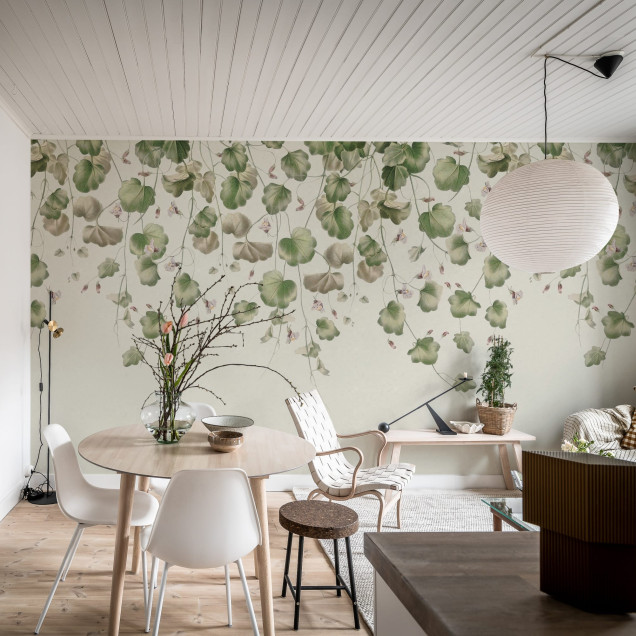 Wallpaper cu frunze verzi și flori roz, ideal pentru a crea o atmosferă calmă și elegantă în casa ta.