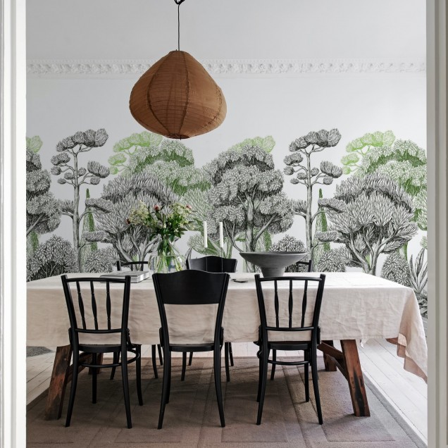 Tapet cu design modern Forest Park Green, cu copaci înalți și verdeață luxuriantă, perfect pentru a decora livingul, dormitorul sau biroul.