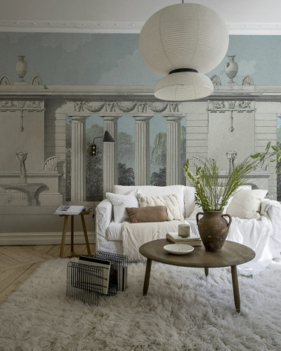 Tapet cu design vintage, cu un palat înconjurat de o grădină, coloane elegante și ornamente delicate.