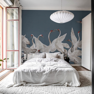 Tapet Soaring Cranes, Blue, cu macarale albe zburatoare pe fundal albastru, in dormitor