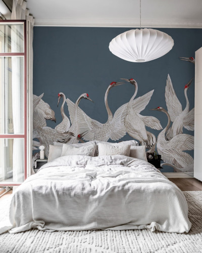 Tapet Soaring Cranes, Blue, cu macarale albe zburatoare pe fundal albastru, in dormitor