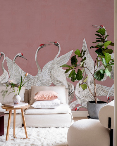 Tapet Soaring Cranes, Pink cu macarale zburatoare albe pe fundal roz