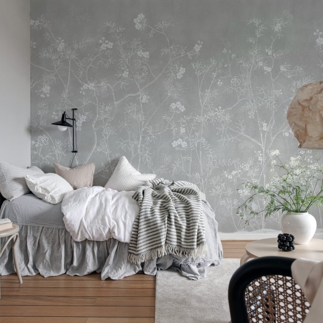 Tapet Soft Chinoiserie, gri, cu un design delicat de ramuri de flori albe