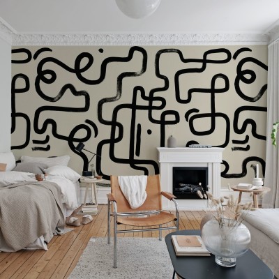 Tapet abstract cu linii negre groase pe un fundal bej deschis, aplicat pe un perete din living