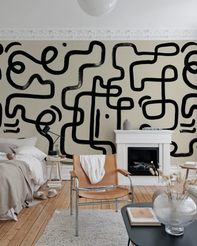 Tapet abstract cu linii negre groase pe un fundal bej deschis, aplicat pe un perete din living