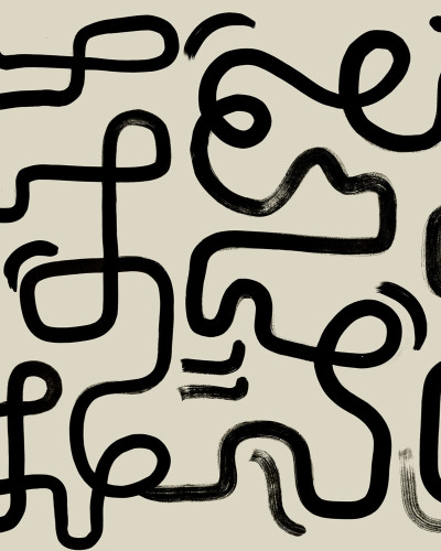 Tapet abstract cu linii negre groase pe un fundal bej deschis, aplicat pe un perete din living