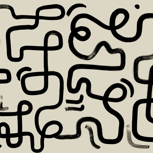 Tapet abstract cu linii negre groase pe un fundal bej deschis, aplicat pe un perete din living