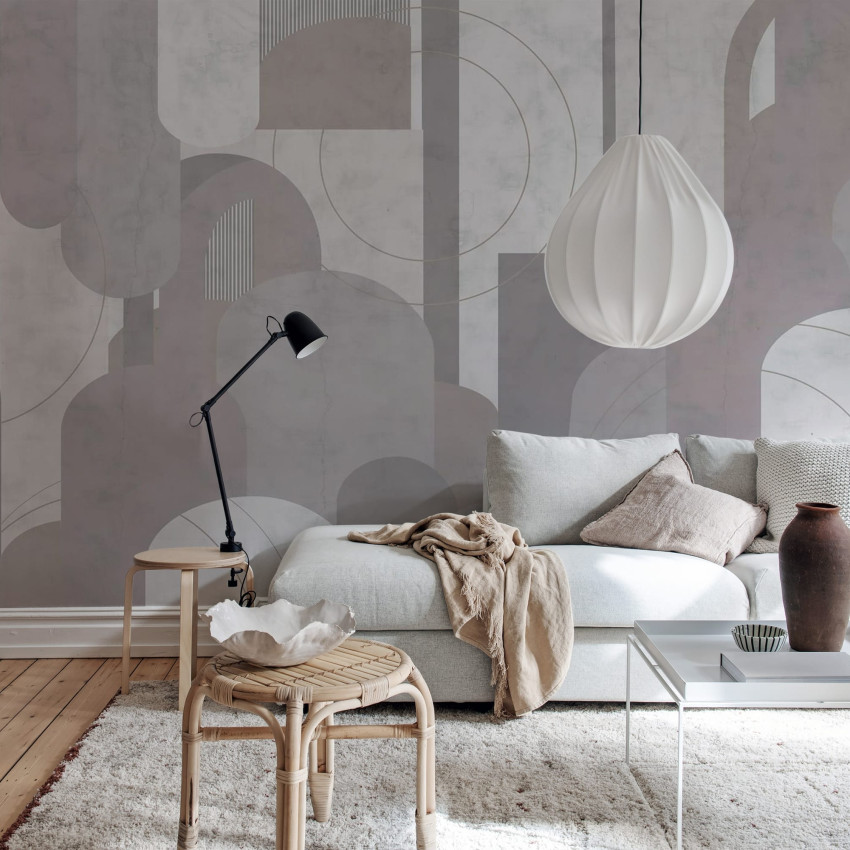 Tapet Lovely Arches, Graphite, cu arce și forme geometrice în nuanțe de gri grafite, decorat cu un candelabru modern și o masă de cafea cu accesorii.
