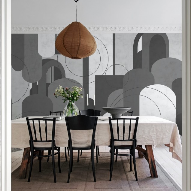 Tapet Lovely Arches, Graphite, cu arce și forme geometrice în nuanțe de gri grafite, decorat cu un candelabru modern și o masă de cafea cu accesorii.