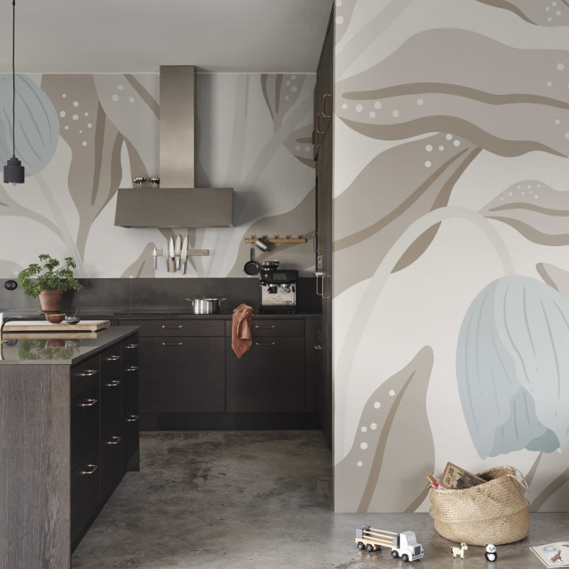 Tapet floral modern cu design elegant, în culori bej și albastru deschis.