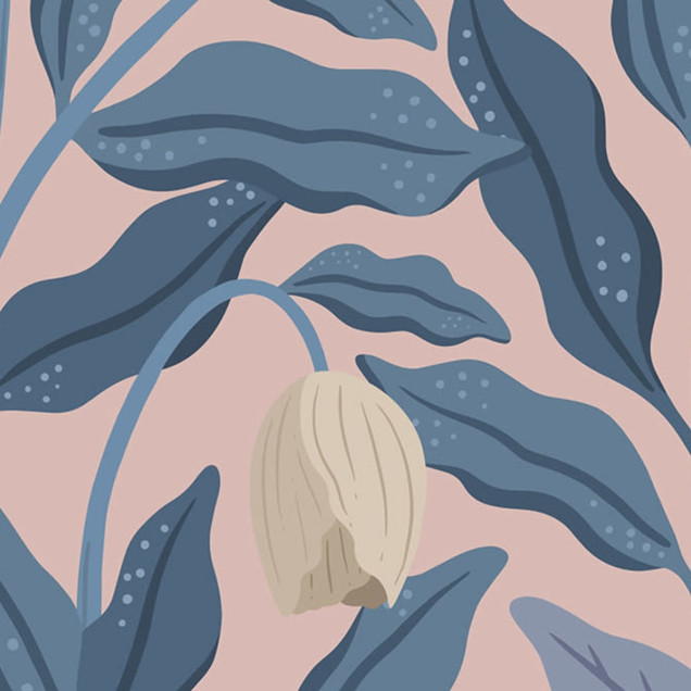 Tapet Cool Flora, Pink & Blue, cu frunze mari, albastre, pe un fundal roz pal, în living.