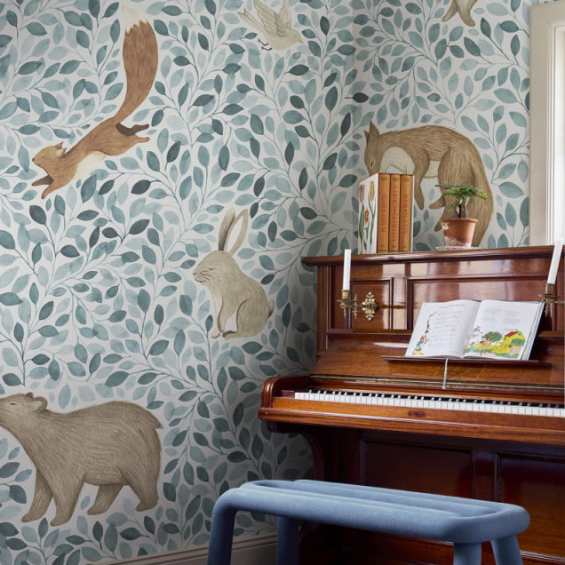 Tapet Lullaby, Blue, cu design de frunze, urși, iepuri, veverițe și arici.