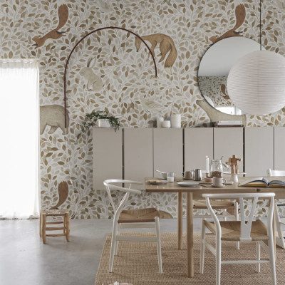Tapet cu design minimalist cu motive inspirate din natură, in culori calde de bej, maro si crem.