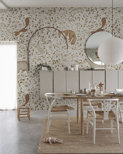 Tapet cu design minimalist cu motive inspirate din natură, in culori calde de bej, maro si crem.