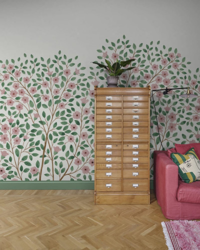 Tapet cu flori roz delicate și frunze verzi pe un fundal alb, cu un design floral subtil și elegant.