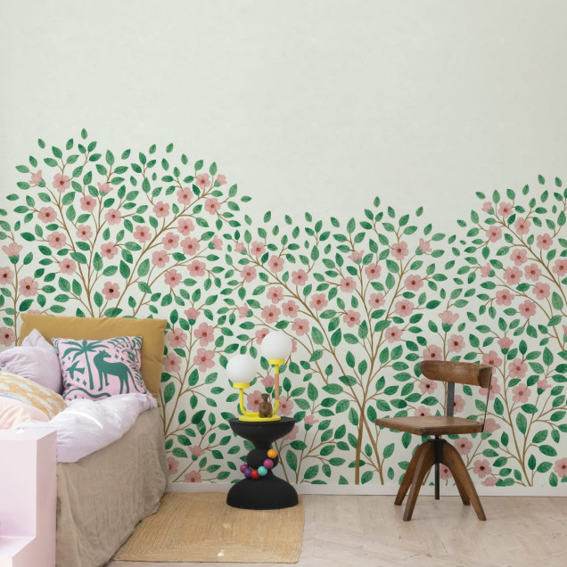 Tapet cu flori roz delicate și frunze verzi pe un fundal alb, cu un design floral subtil și elegant.