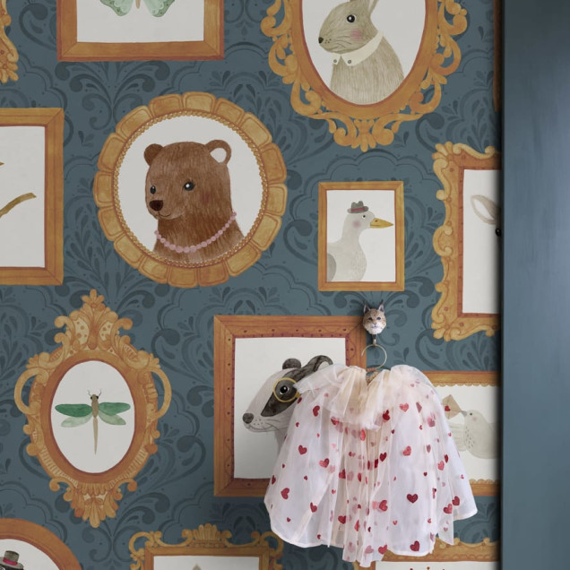 Tapet Pet Frames albastru închis cu rame aurii și animale adorabile în interiorul lor.