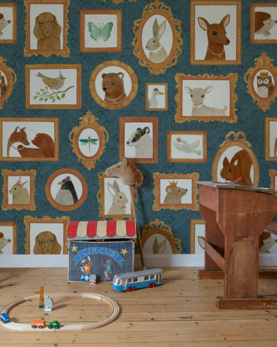 Tapet Pet Frames albastru închis cu rame aurii și animale adorabile în interiorul lor.