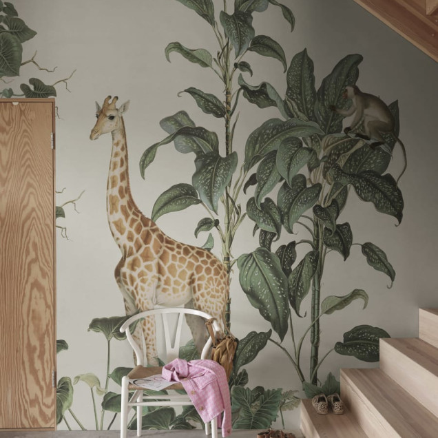 Tapet cu design de junglă, cu o girafă, maimuțe și păsări exotice într-o junglă luxuriantă.