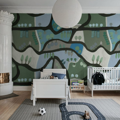 Tapet cu design abstract Road Trip, Blue & Green, cu dealuri ondulate, copaci si case, in culori albastre si verzi.