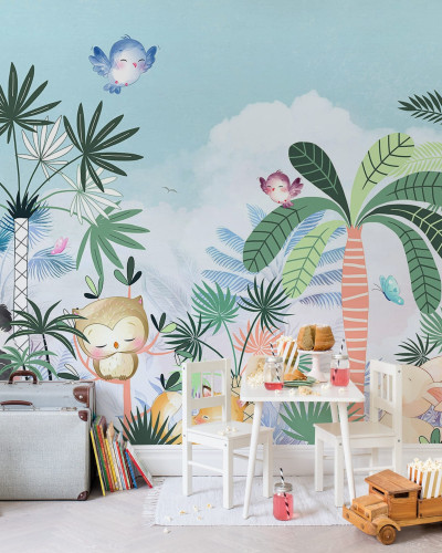 Tapet cu design de junglă pastelat, cu animale drăguțe și plante tropicale, perfect pentru camera copiilor.