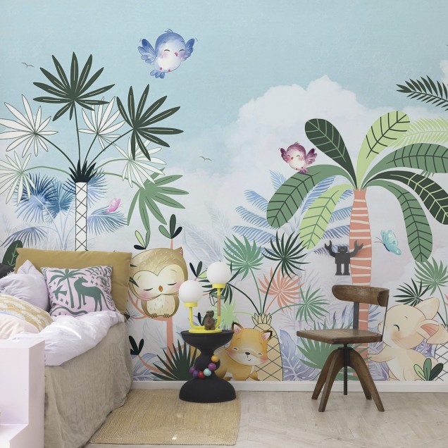 Tapet cu design de junglă pastelat, cu animale drăguțe și plante tropicale, perfect pentru camera copiilor.