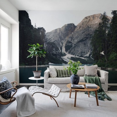 Tapet cu design minimalist cu o imagine a unei vai cu munti impunatori si un lac albastru