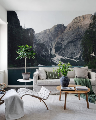 Tapet cu design minimalist cu o imagine a unei vai cu munti impunatori si un lac albastru