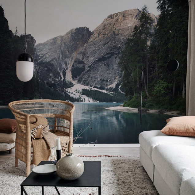 Tapet cu design minimalist cu o imagine a unei vai cu munti impunatori si un lac albastru