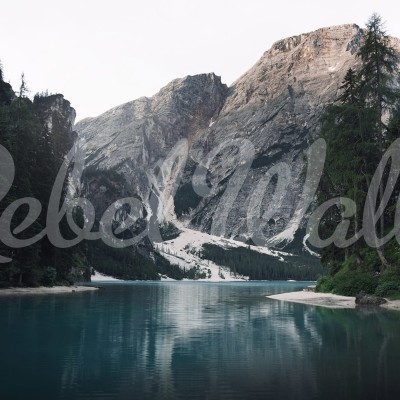 Tapet cu design minimalist cu o imagine a unei vai cu munti impunatori si un lac albastru