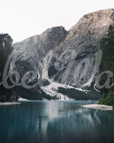 Tapet cu design minimalist cu o imagine a unei vai cu munti impunatori si un lac albastru