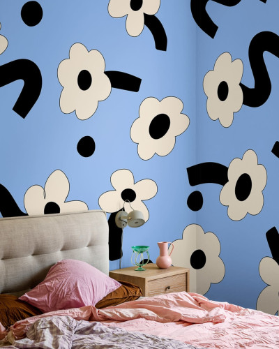 Wallpaper Dancing Flowers, Blue, cu flori albe pe un fundal albastru, ideal pentru decorarea unui dormitor sau a unui living