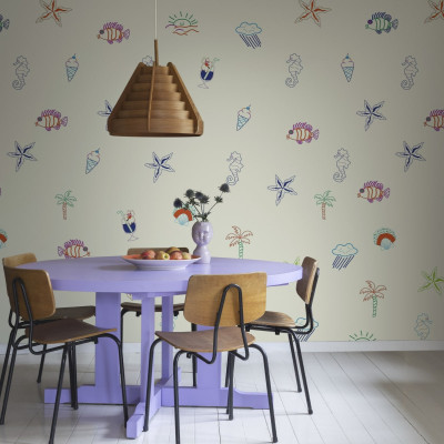 Tapet cu design Summer Lo-Fi Beige, cu elemente desenate manual, inspirat de vacanța la plajă.