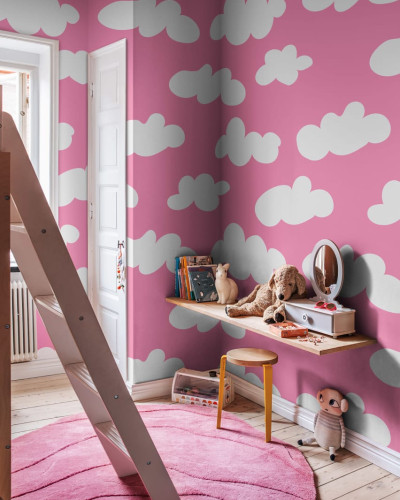 Tapet Cloudy, Happy Pink, cu nori albi pe un fundal roz.