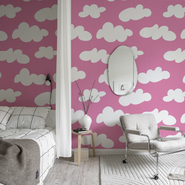Tapet Cloudy, Happy Pink, cu nori albi pe un fundal roz.