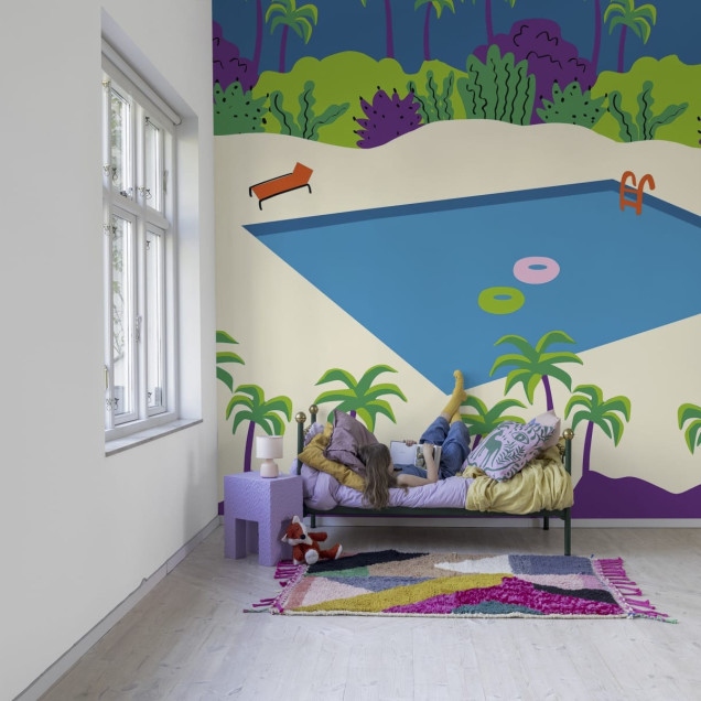 Tapet Florida, Blue, cu o piscina inconjurata de palmieri.