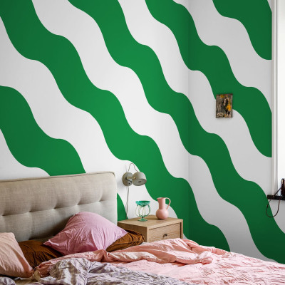 Tapet cu dungi ondulate în verde vibrant, pe un perete din dormitor.