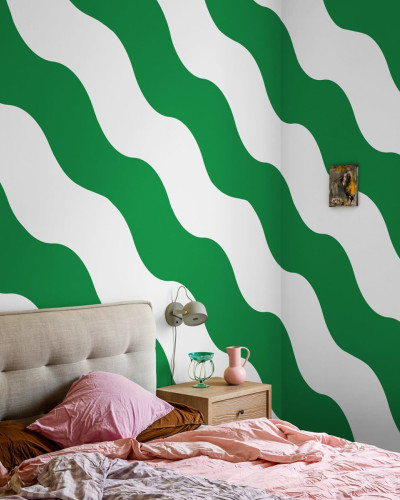 Tapet cu dungi ondulate în verde vibrant, pe un perete din dormitor.