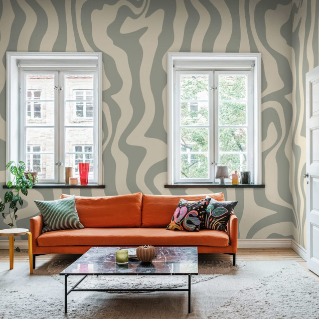 Tapet cu model abstract gri și bej într-o cameră decorată modern