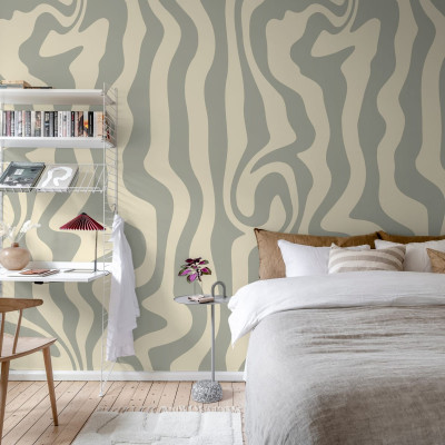 Tapet cu model abstract gri și bej într-o cameră decorată modern